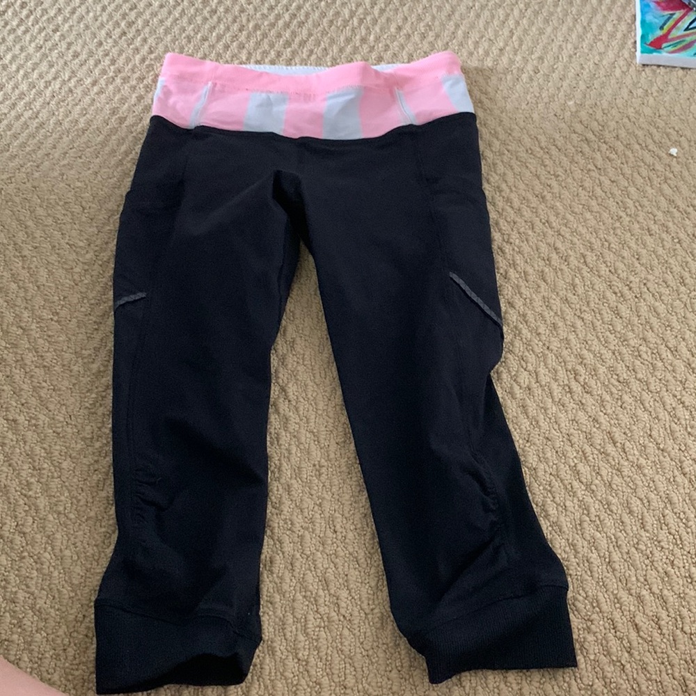 black lululemon cropped leggings